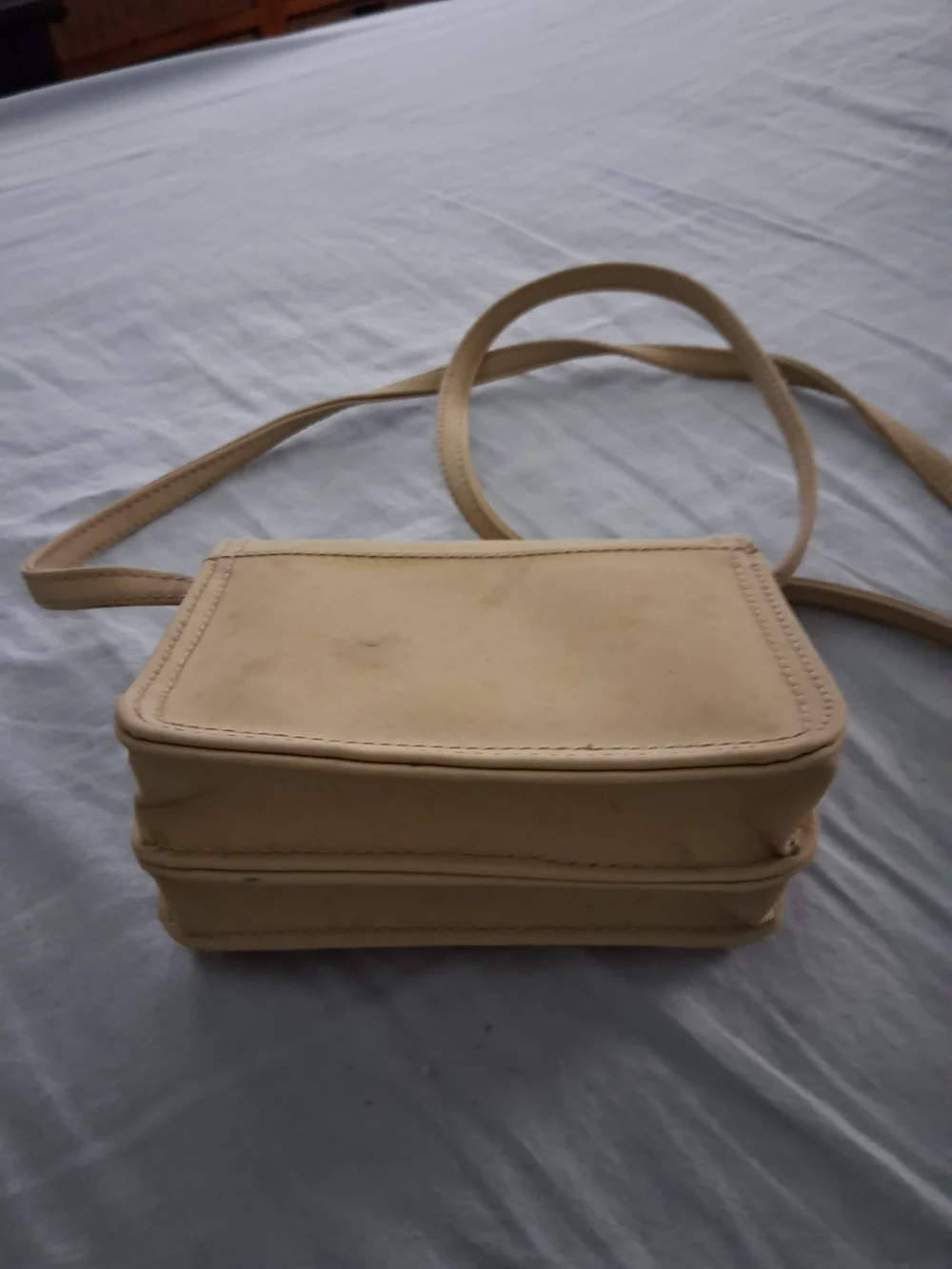 Women’s Beige Crossbody Bag – Unbranded